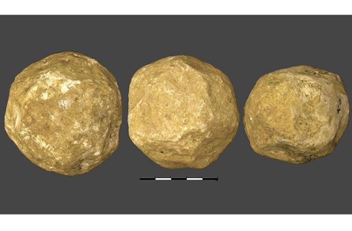 Diese Kugeln aus Kalkstein sind rund 1,4 Millionen Jahre alt und stammen aus einer archäologischen Fundstätte in Israel.  Foto: © Muller et al./Royal Society Open Science, CC-by 4.0