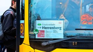 55 Busse ersetzen derzeit die S-Bahn und die Regionalbahn zwischen Herrenberg und Vaihingen. Foto: Stefanie Schlecht