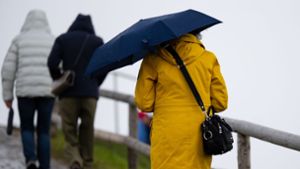 Sollte in den nächsten Tagen immer griffbereit sein: der Regenschirm. Foto: Sven Hoppe/dpa