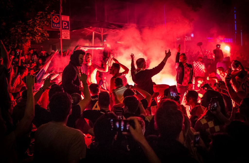 Die kroatischen Fans feiern den den Finaleinzug.