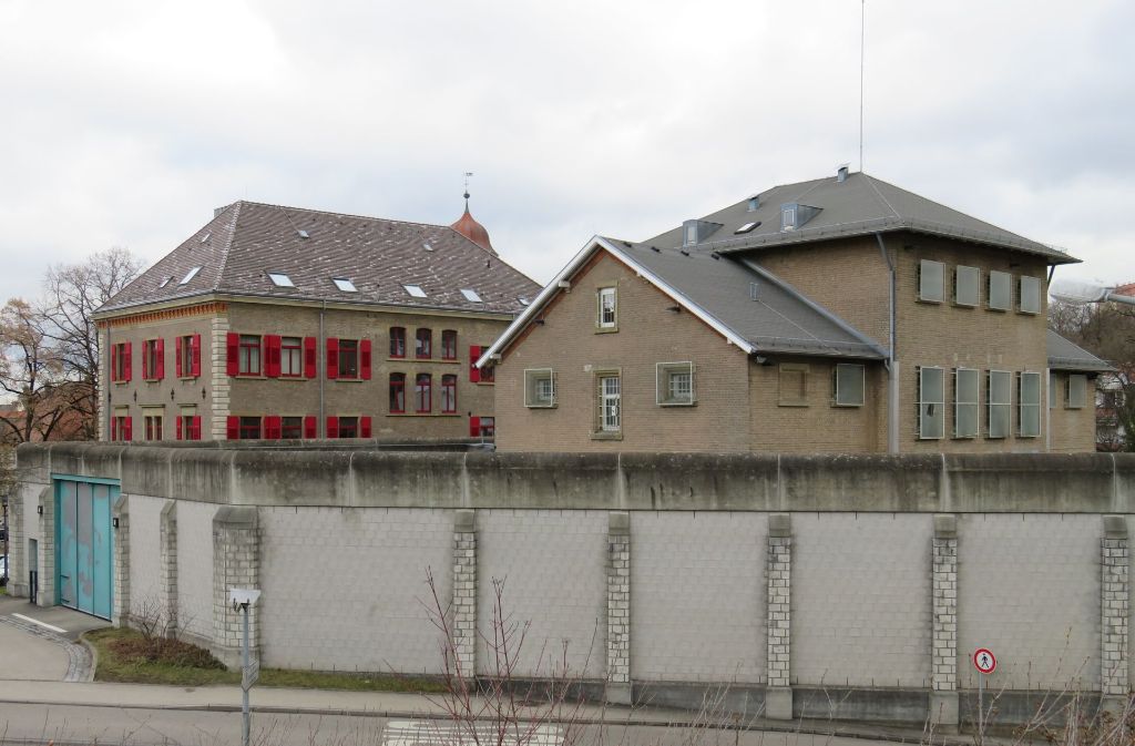 Hinter Gittern: das Gefängnis wurde zusammen mit dem Amtsgericht (links im Bild) errichtet.