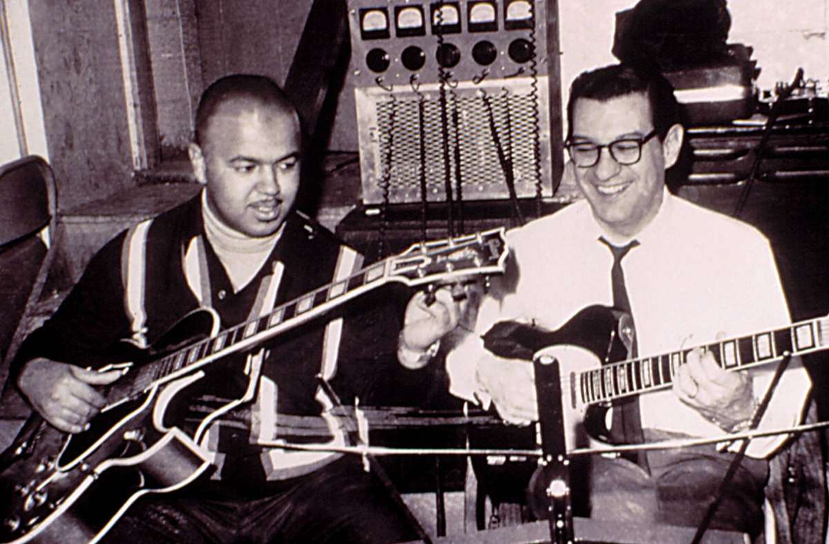 Joe Messina (re.) in den 60er Jahren mit seinem Kollegen Robert White im Kellerstudio von Motown Foto: imago images/Everett Collection