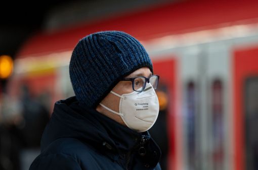 Wer mit der Bahn fahren will, muss dazu  künftig eine medizinische Maske tragen. Foto: dpa/Marijan Murat