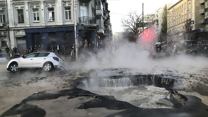 Straße sackt ab und sorgt für Chaos in Kiew