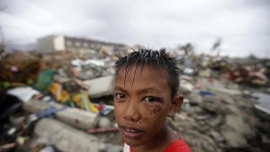 Die Not nach dem verheerenden Taifun Haiyan treibt die Menschen auf den Philippinen zu Verzweiflungstaten. Foto: dpa
