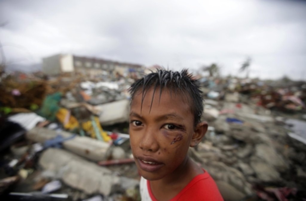 Die Not nach dem verheerenden Taifun Haiyan treibt die Menschen auf den Philippinen zu Verzweiflungstaten.