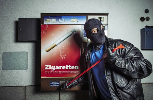 Die Unbekannten brachen einen Zigarettenautomaten in Weilimdorf auf. (Symbolbild) Foto: imago/Future Image/imago stock&people