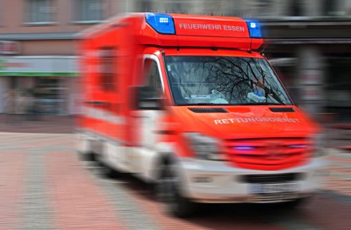 Der Rettungsdienst brachte die 52-Jährige in eine Klinik (Symbolbild). Foto: imago images/Gottfried Czepluch