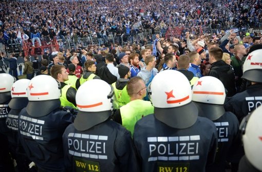 Polizeipräsenz beim Spiel Karlsruher SC gegen Hamburger SV am 1. Juni Foto: dpa