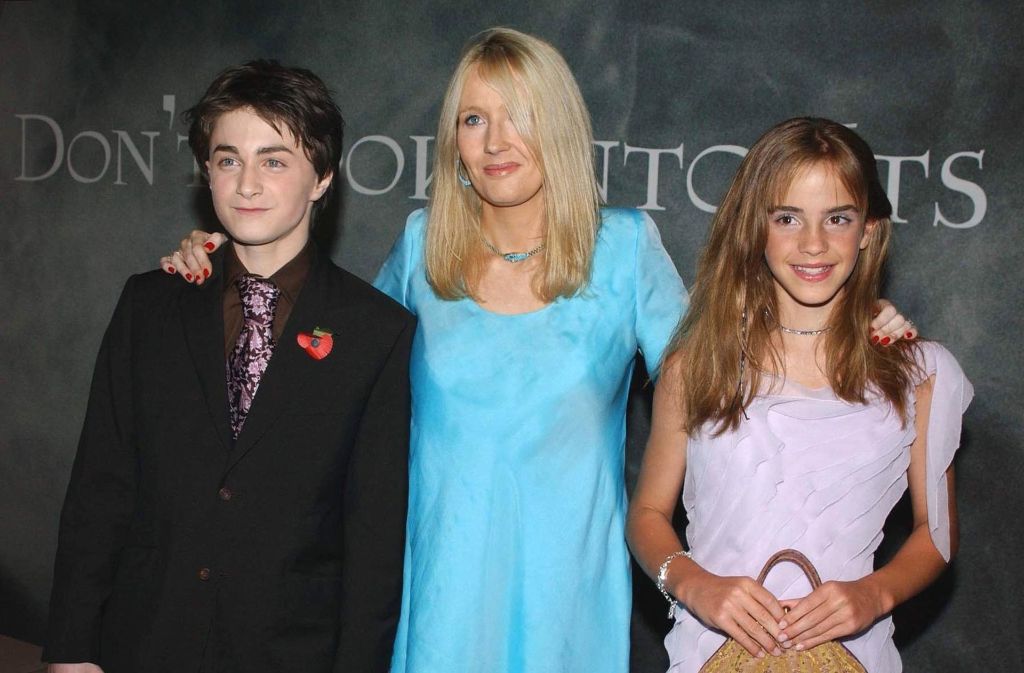 Daniel Radcliffe, JK Rowling (Mitte) und Emma Watson posieren bei der Premiere des Films „Harry Potter und die Kammer des Schreckens“ am 03.11.2002 in London. Foto: epa