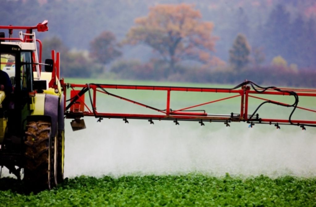 Bauer beim Spritzen seines Feldes: Tausende Tonnen Chemikalien landen jährlich auf den Äckern Foto: dpa