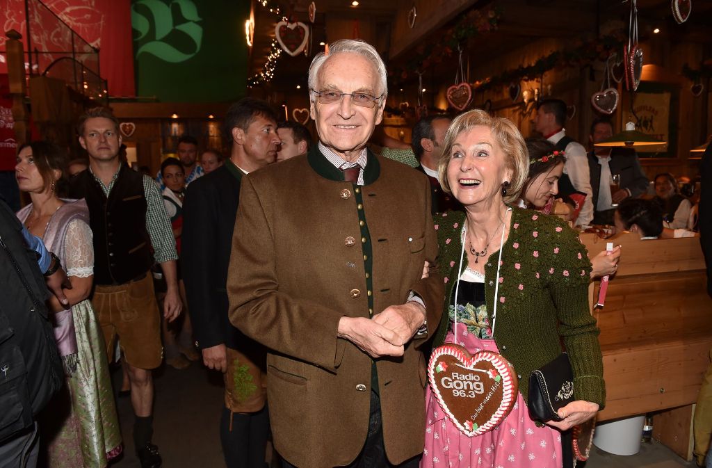 Ja, jetzt Grüß’ Gott! Der ehemalige bayerische Ministerpräsident Edmund Stoiber mit Ehefrau Muschi, äh, Karin Stoiber beim Radio-Gong-Event auf dem Oktoberfest.