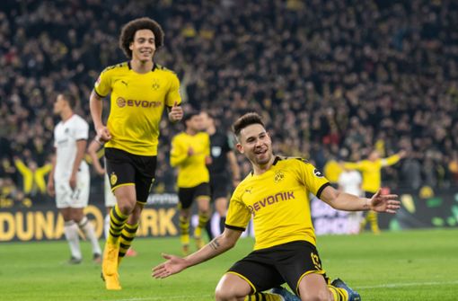 Dortmunds Raphael Guerreiro jubelt mit Axel Witsel über seinen Treffer zum 4:0. Foto: Foto: dpa/Bernd Thissen