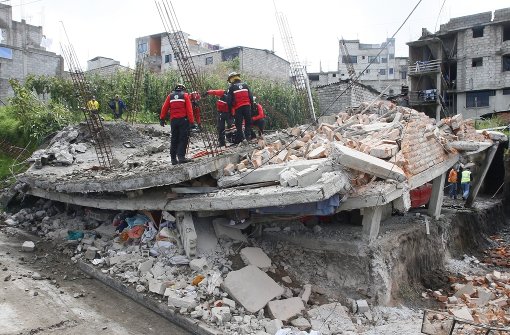 Suche nach Überlebenden nach dem schweren Erdbeben in Ecuador. Foto:  