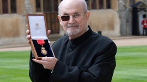 Salman Rushdie erhält Orden von Prinzessin Anne