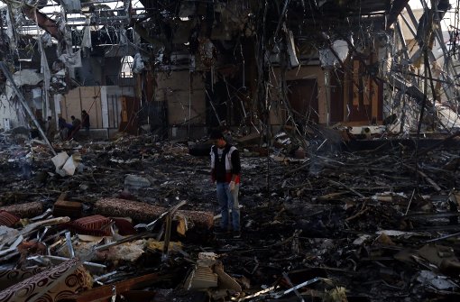 Ein Bild der Zerstörung: Bei einem Luftangriff auf eine Trauerfeier im Jemen sterben mindestens 140 Menschen. Foto: EPA