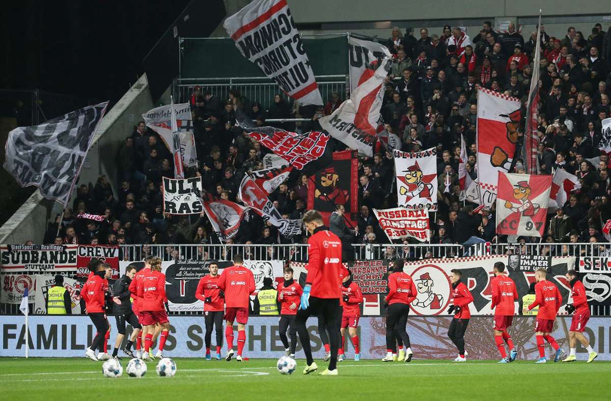Der VfB Stuttgart machte sich vor den Augen der Fans warm.