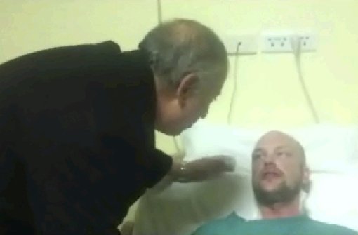 Der Gouverneur der Region am Roten Meer besucht eins der Opfer im Krankenhaus.. Foto: dpa