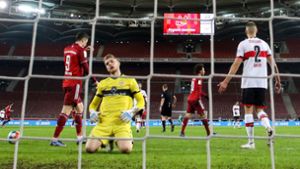 Robert Lewandowski und der FC Bayern fertigen den VfB mit Torhüter Müller eiskalt ab. Foto: dpa/Tom Weller