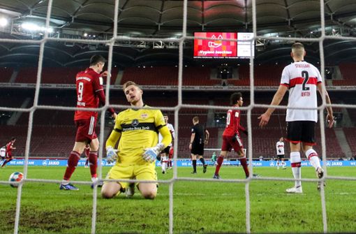 Robert Lewandowski und der FC Bayern fertigen den VfB mit Torhüter Müller eiskalt ab. Foto: dpa/Tom Weller