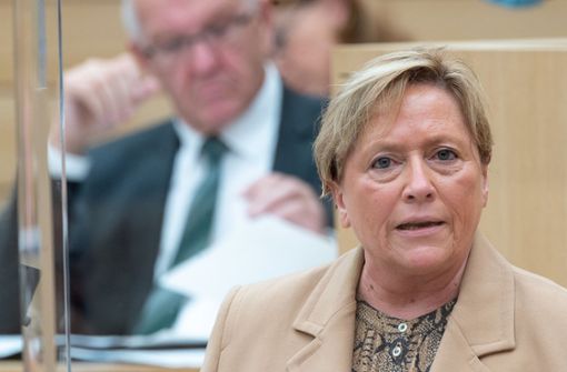 Sie sind sich nicht in allen Punkten einig: Kultusministerin Susanne Eisenmann (CDU) und Ministerpräsident Winfried Kretschmann (Grüne) Foto: dpa/Sebastian Gollnow