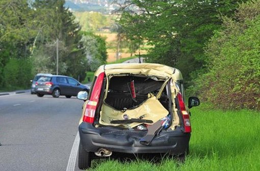 In diesen Fiat rauschte am Sonntag ein Motorradfahrer in Leonberg. Das überlebte der 34-Jährige nicht. Foto: Andreas Rosar Fotoagentur-Stuttgart