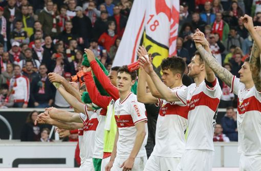 So was hat man lange nicht gesehen: Feiernde Spieler des VfB Stuttgart vor ihren Fans. Foto: Baumann