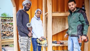 Junge Flüchtlinge bauen in Stuttgart-Degerloch einen Spielplatz. Die Fähigkeiten sollen ihnen auch bei der späteren Ausbildung zugute kommen. Foto: Lichtgut/Achim Zweygarth