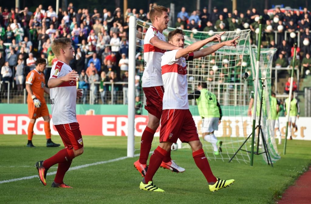 Jubel beim VfB Stuttgart. Über den FC 08 Homburg führt der Weg in die zweite Runde des DFB-Pokals.
