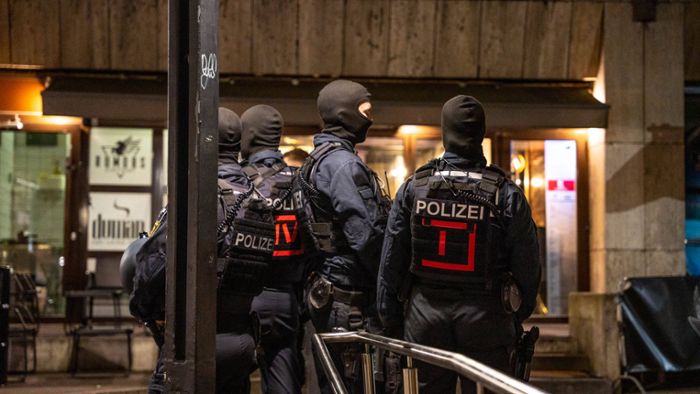 Scharfe Schüsse in und um Stuttgart: Erster Haftbefehl nach Waffenfund bei Razzia