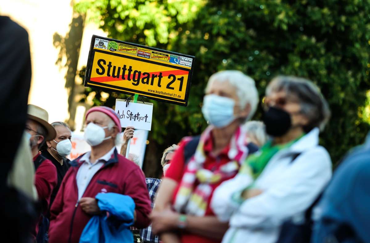 Etwa 300 Menschen demonstrierten in Stuttgart. Foto: Max Kovalenko/Max Kovalenko