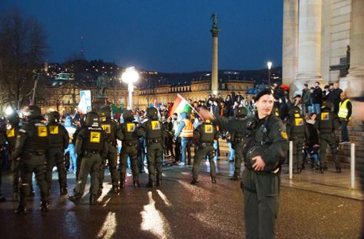 Bei Einsätzen im Freien – hier eine Demo in Stuttgart – darf die Polizei Body-Cams verwenden, nicht jedoch in geschlossenen Räumen. Auch über diesen Punkt des Polizeigesetzes ringt die Koalition. Foto: dpa/Sdmg