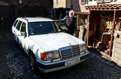 Volker Kruppke kurz vor der  letzten Fahrt mit seinem 27 Jahre alten Mercedes Diesel. Foto: Götz Schultheiss