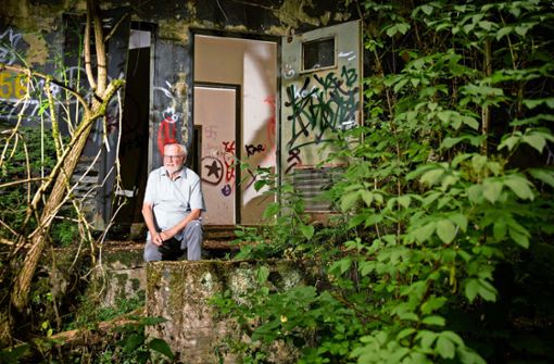 Rainer Barth vom Heimatverein Waldstetten vor einem der   Bunker, welche die US-Army in den 1950er-Jahren bauen ließ. Foto: Gottfried Stoppel