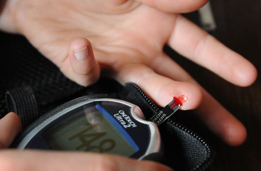 Ein Diabetiker misst seinen Blutzuckerspiegel. Foto: dpa