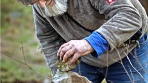 Frieder Bayer beim Stapeln eines Steinmännchens Foto: Stoppel