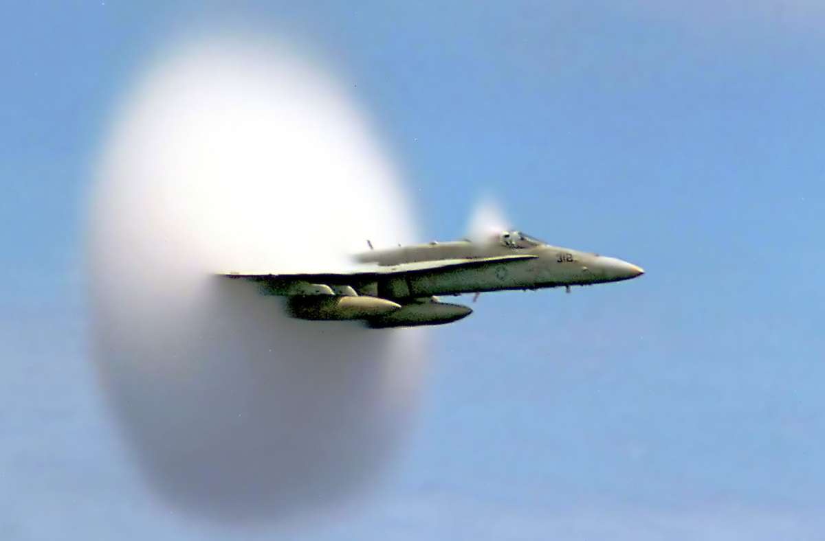 Ein Jagdbomber vom Typ F/A-18 Hornet der US-Navy beim Durchbrechen der Schallmauere:  Man sieht den Wolkenscheibeneffekt. Die Schallgeschwindigkeit in trockener Luft von 20 Grad Celsius  343,2 Meter pro Sekunde (m/s) – also 1236 Kilometer pro Stunde (km/h).