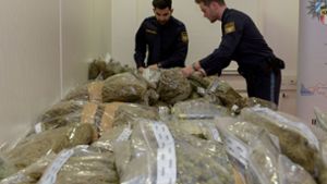 Bei einer Pressekonferenz werden die Plastiktüten mit Drogen präsentiert. Bei Durchsuchungen wurden 117 Kilogramm Cannabisprodukte mit einem laut Polizei Straßenverkehrskaufwert von mehr als einer Million Euro sichergestellt. Foto: dpa
