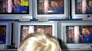 Mutter lässt achtjährigen Sohn alleine vor TV in Elektronikmarkt  stehen