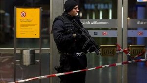 Die Polizei war auch nach der Terror-Entwarnung noch stärker in München präsent.  Foto: dpa