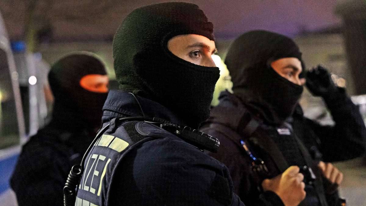 Auch in Baden-Württemberg - Polizei stellt bei Razzia Waffen und Munition ...
