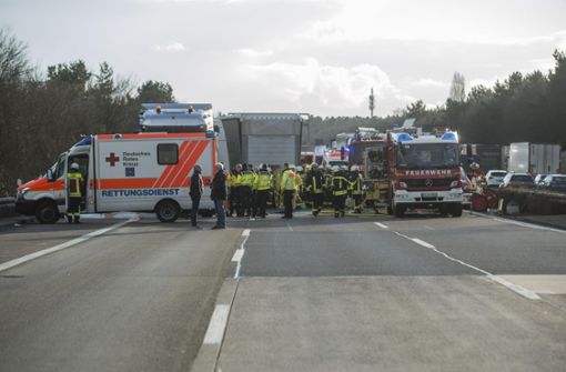 Nach einem schweren Verkehrsunfall mit mehreren Toten auf der Autobahn 5 hat sich auf der Gegenfahrbahn bei St. Leon-Rot ebenfalls ein schwerer Verkehrsunfall ereignet. Foto: 7aktuell.de/Simon Adomat