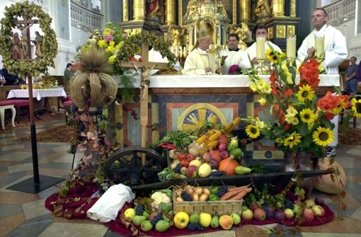 Noch heute danken die  Menschen weltweit für die  Ernte. In Deutschland meist am ersten Oktober-Sonntag. Viele Kirchen sind mit Erntekränzen und  Feldfrüchten geschmückt­. Foto: dpa
