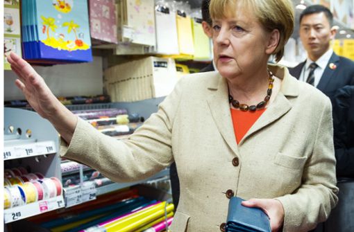 Angela Merkel braucht keine Hilfe beim Tragen der Einkaufstüten. Foto: dpa