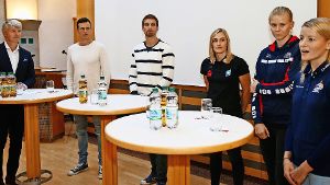 Moderator Nikolai Forstbauer mit den fünf Diskussionsteilnehmern Timo Salzer, Adrian Pfahl, Linda Mack, Kim Naidzinavicius und Foto: avanti