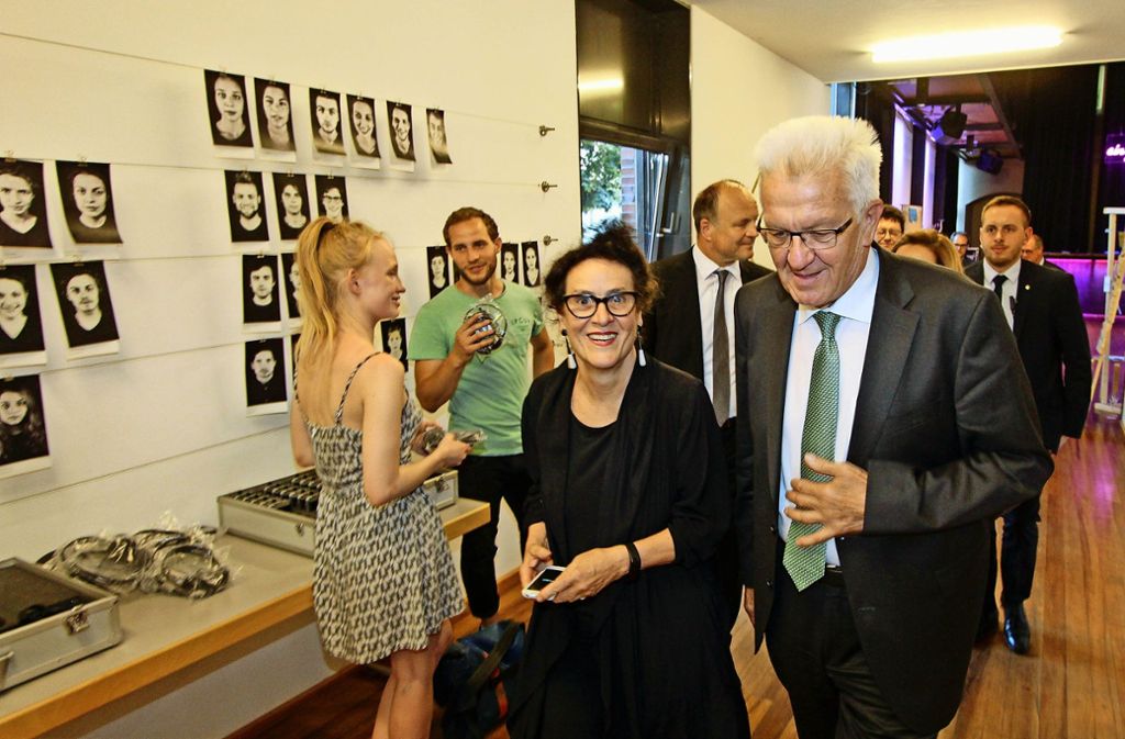 Winfried Kretschmann mit Akademie-Direktorin Elisabeth Schweeger (links).