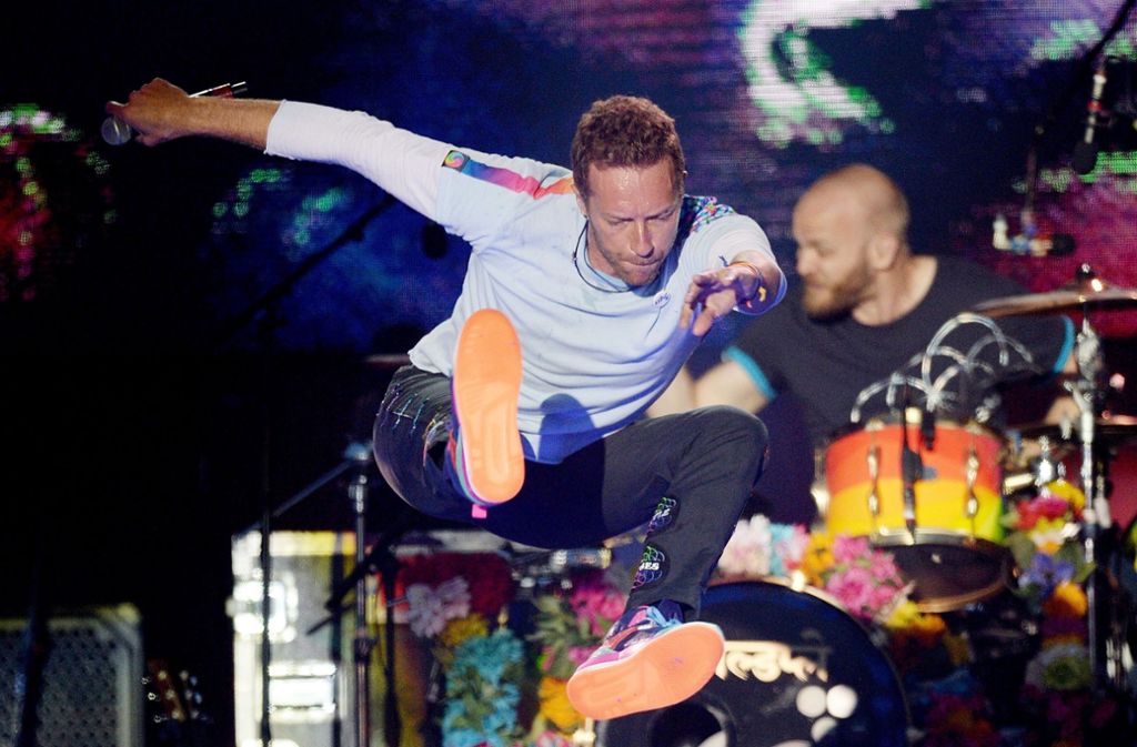 Chris Martin ist mit Coldplay auf der Bühne und hat als Gaststar...