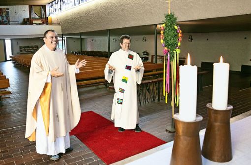 Osterfest ohne Gottesdienste?  Pfarrer Alender (links) und Diakon Markus Schwer machen sich Gedanken über die Folgen von Corona auf das Gemeindeleben. Foto: Ines Rudel