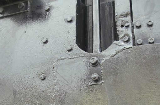 Die Detailaufnahme vom Aufstieg (links) zeigt, dass die in früheren Jahren eingeschweißten Bleche, durchkorrodiert sind und dann mit Glasfaserspachtel wieder zugespachtelt wurden. Foto: Andreas Albinger