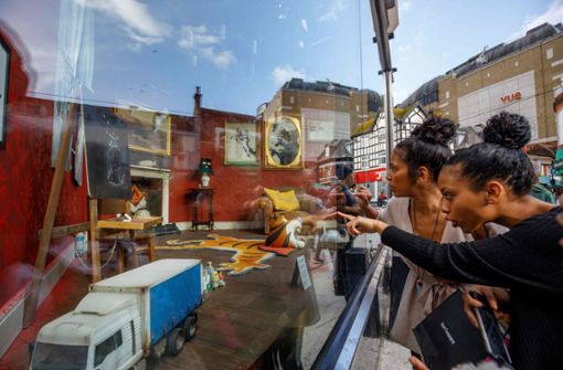 Banksy hat jetzt ein Geschäft in London – die Werke können jedoch nur durch das Schaufenster betrachtet werden. Foto: AFP/TOLGA AKMEN